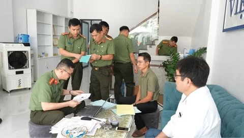Khởi tố bác sĩ rởm lừa dối khách hàng
