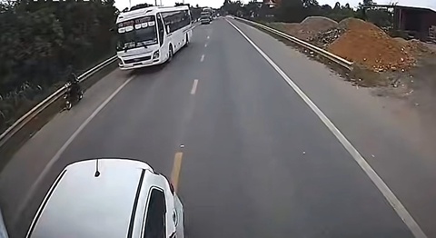 Ôtô vượt ẩu tông đuôi xe đầu kéo, tài xế gãy xương đùi