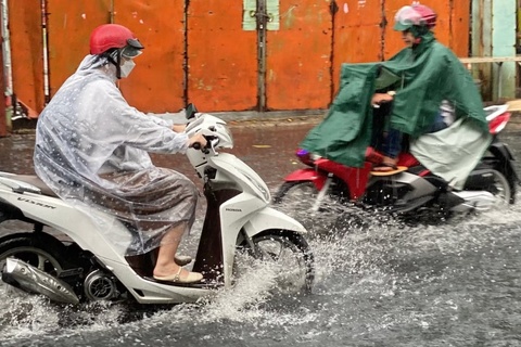 Mưa dông ập xuống, nhiều tuyến đường TP.HCM lại biến thành sông