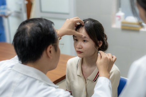 Chuyen la o phong tham my: Bac si co tu choi, khach quyet vung tien hinh anh