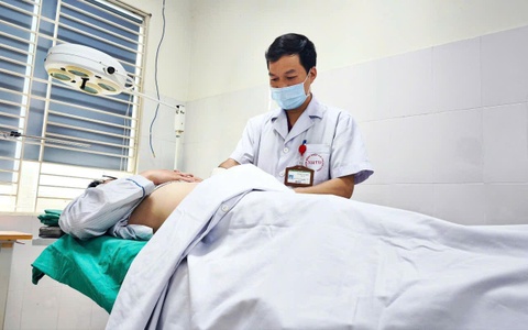 Quan he sai tu the, nguoi dan ong nhap vien cap cuu hinh anh