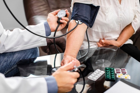 Lý do huyết áp tăng vọt mỗi lần đi khám