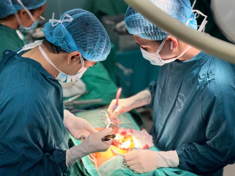 Sau mot tai nan tuong nho, nguoi dan ong vao cua tu hinh anh