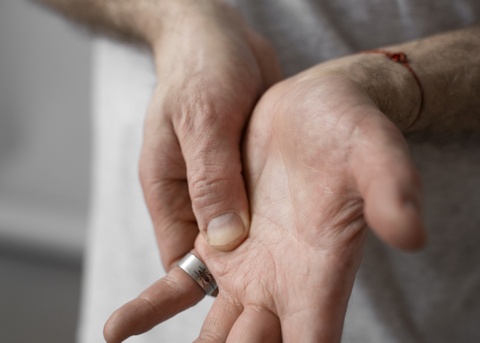 Thuong bi te, dau tay la dau hieu cua benh gi? hinh anh