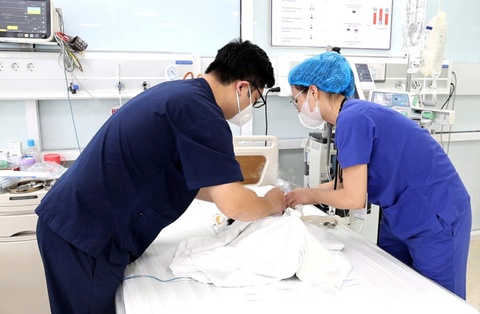 Tre nho lam nguy chi sau vai ngay, cha me can nhan biet dau hieu som hinh anh