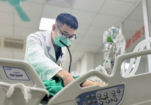 Phoi bi pha huy, tien luong rat xau vi can benh tuong nhe hinh anh