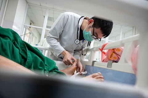 Can benh day nguoi mac vao ‘cua tu’ chi tu mot vet tray hinh anh