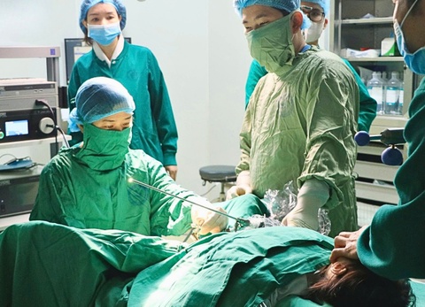 Be gai 5 tuoi viem am dao keo dai vi nguyen nhan khong ngo hinh anh