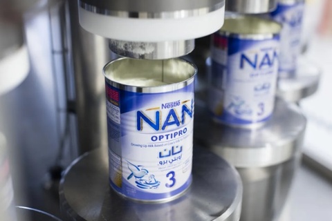 Sua Nestle bi thu hoi, me tre lo lang vi con da uong 6 hop hinh anh