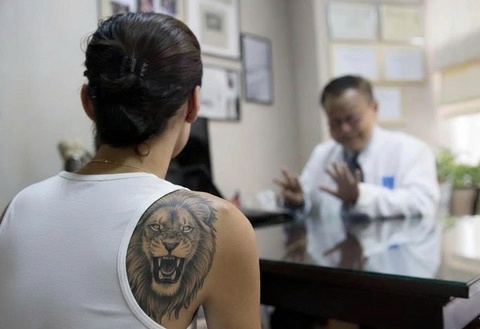 Nam sinh 18 tuoi mac benh sui mao ga hinh anh