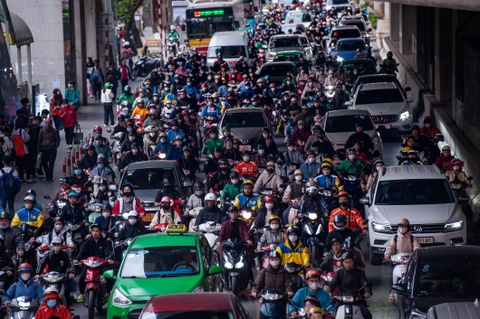 Xe may dich vu chay xang sap bi cam vao cac phuong trung tam Ha Noi hinh anh