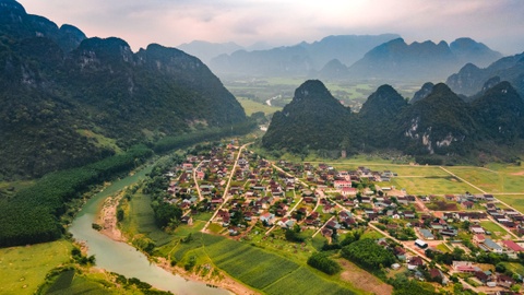 Ben trong 'ngoi lang du lich tot nhat the gioi' tai ron lu Quang Binh hinh anh