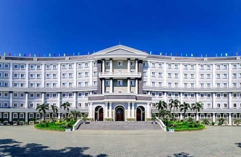 Hoc sinh truong Quoc te My tro lai truong sau lum xum tai chinh hinh anh