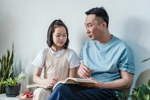 Khi nào cha mẹ cần dạy con về tiền bạc?