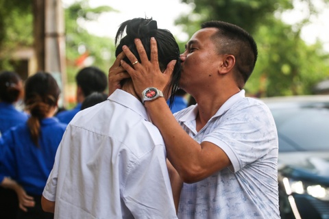 Nu hon cua cha me truoc gio si tu buoc vao ky thi hinh anh