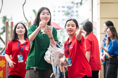 Hon 6.000 thi sinh do ve hai truong chuyen, duong Nguyen Trai un u hinh anh