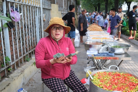 'Dui' 150 trieu, 1.000 AUD cho bep tu thien TP.HCM roi bo di hinh anh