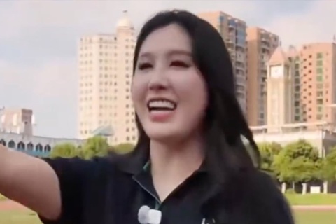 Nu dai gia TQ hua tang moi cau thu mot chiec oto, roi 'lan mat tam' hinh anh