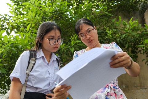 Tuyen sinh lop 10 o TP.HCM: VNeID giup chon truong gan nha hinh anh