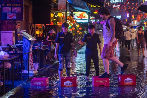 Phố Tây Bùi Viện ngập sau mưa lớn ở TP.HCM