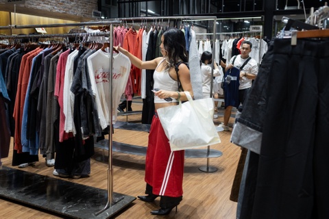 Chi 20 trieu dong sam quan ao Tet o TP.HCM hinh anh