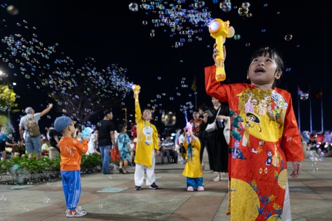Nguoi dan TP.HCM do ve trung tam cho khoanh khac giao thua hinh anh