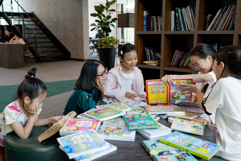 Doc gia nhi hao hung voi hoi sach ngay tai chung cu TP.HCM hinh anh