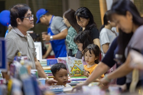 Lan dau TP.HCM thi diem le hoi sach tai chung cu hinh anh
