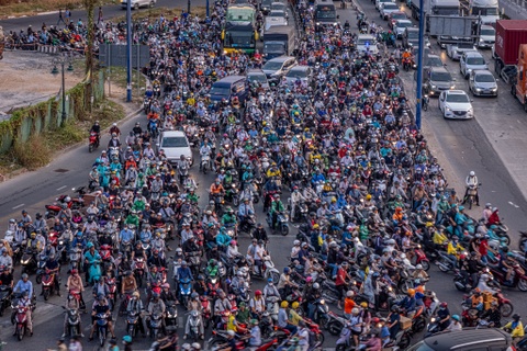 Xe co ken dac o nut giao An Phu truoc ngay nghi le 30/4-1/5 hinh anh