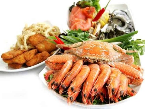 Nước chấm hải sản - 1 muỗng cà phê đường - 1 ít muối - 1 muỗng canh tương ớt - 1/2 muỗng cà phê nước cốt chanh Đánh đều tất cả nguyên liệu với nhau đến khi hơi sệt là được. 