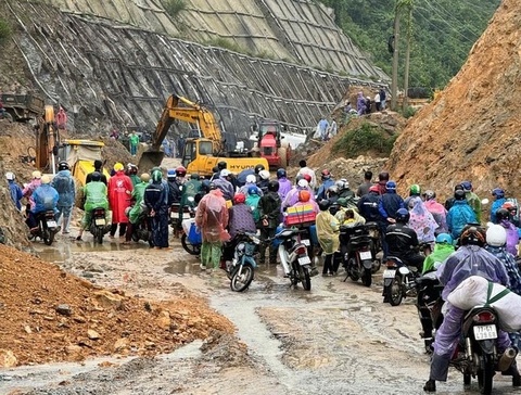 Sat lo, ach tac quoc lo 19: Khu Quan ly duong bo ra van ban ‘nong’ hinh anh