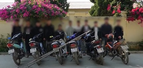 Nhóm 'choai' cầm mã tấu chạy xe tốc độ cao quay video khoe Facebook