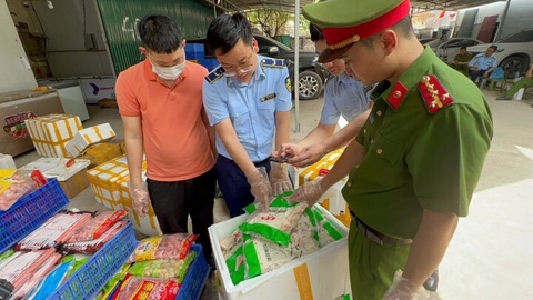 Công an Hà Nội thu giữ một tấn 'xiên bẩn', viên thả lẩu