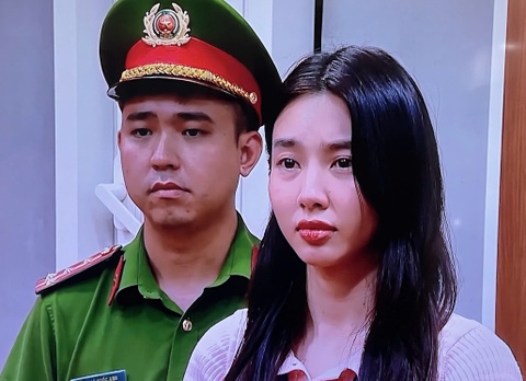 Khoi to hoa hau Thuy Tien hinh anh