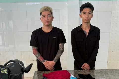Bat khan cap 2 TikToker ve hanh vi gay roi trat tu cong cong hinh anh