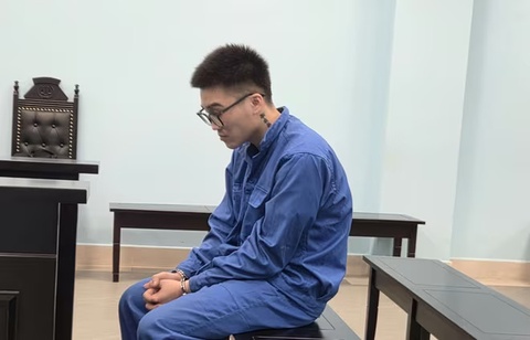 2 nam thanh nien linh an tu vi cung muon quan he tinh cam voi co gai hinh anh