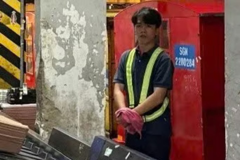 Nhan vien mot hang hang khong trom hang chuc trieu dong cua hanh khach hinh anh