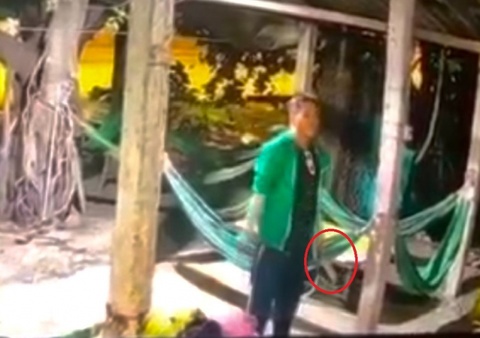 Xuat hien clip doi tuong cam hung khi 'xin deu' tai cac quan ca phe hinh anh