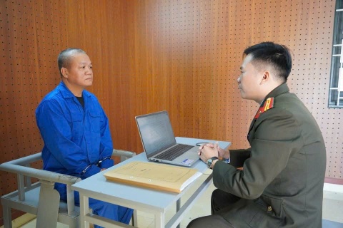 Bat doi tuong ban giay phep lai xe moto gia cho nguoi khong biet chu hinh anh