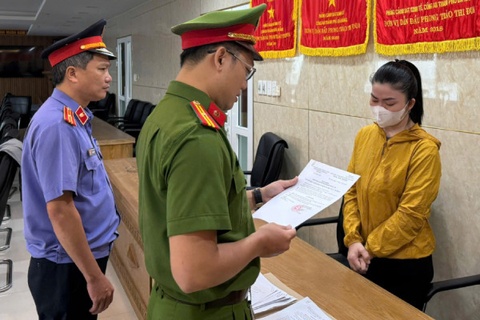 Khoi to nu tieu thuong buon ban hang nghin bao thuoc la lau hinh anh