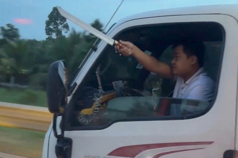 Trieu tap tai xe cam dao doa nguoi tren cao toc hinh anh