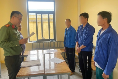 Khoi to nhom nguoi cua bom lay 90 kg thuoc no dem ban hinh anh