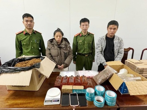 Doi nam nu bien phong tro thanh xuong tam uop ma tuy Tobaco hinh anh