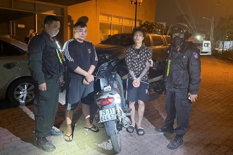 Bat 2 thanh nien mua ma tuy ve su dung hinh anh