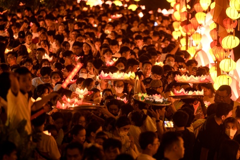 Nghìn người đổ về lễ hội thả hoa đăng lớn nhất TP.HCM