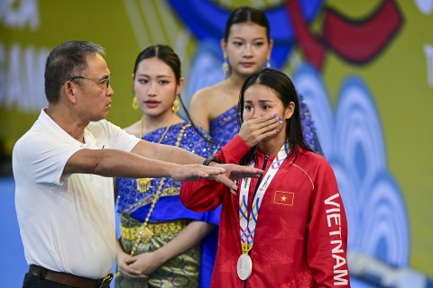 Khoanh khac My Tien khoc ngay khi nhan huy chuong hinh anh