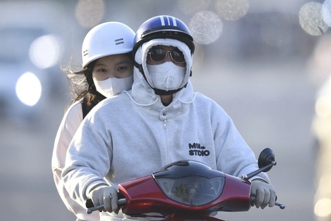 Nguoi dan TP.HCM trong sang lanh 17 do C hinh anh