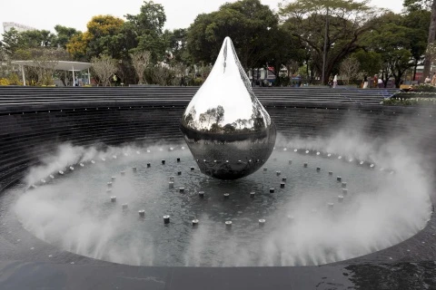 Ben trong dai tuong niem nan nhan Covid-19 o TP.HCM sap khanh thanh hinh anh