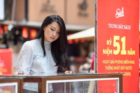 Duong sach TP.HCM don 30/4 hinh anh