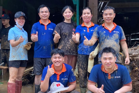 'Team building' cua cong ty o Nghe An: Giup ba con don dep sau lu hinh anh